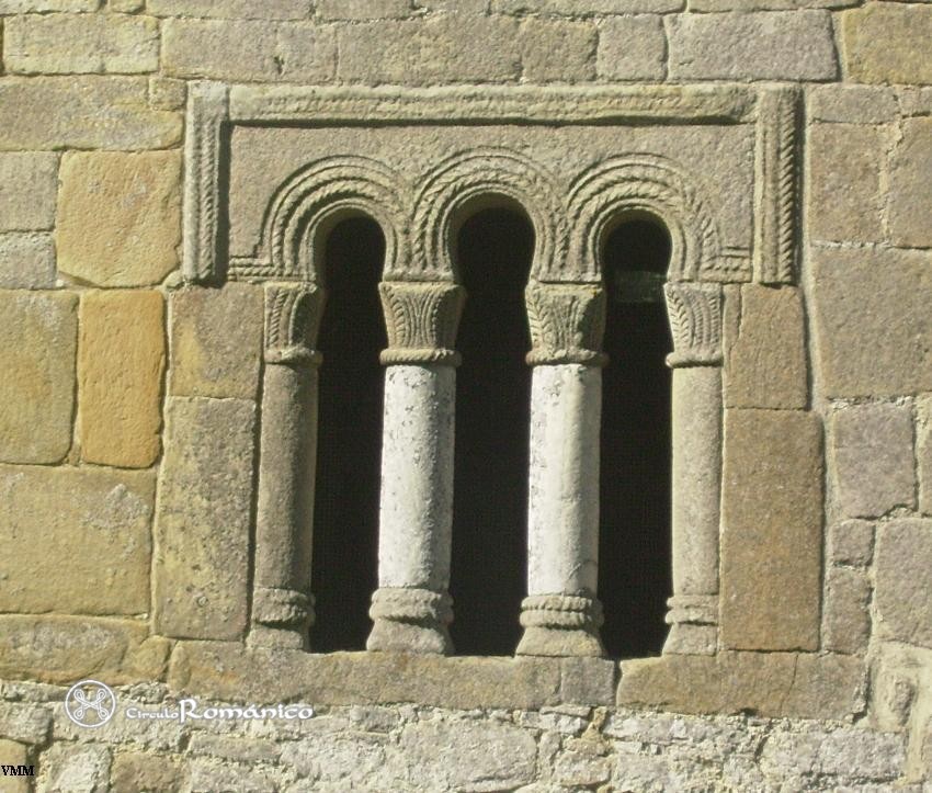 Valdedios. San Salvador. Detalle del vano triforo