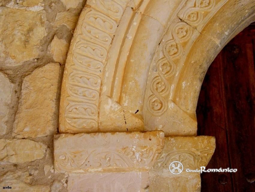 Santibáñez del Val. Santa Cecilia. Cimacios y arquivoltas vegetales