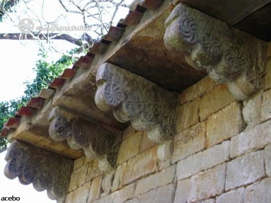 Cantabria. San Roman de Moroso. Modillones de rollos con rosetas