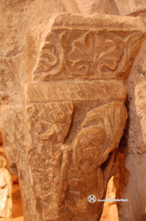 La Rioja. Monasterio de Suso. Detalle de capitel del acceso a la primera cueva