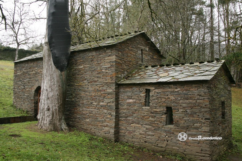 Samos. Capela del Salvador. Muro sur y tronco del ciprés