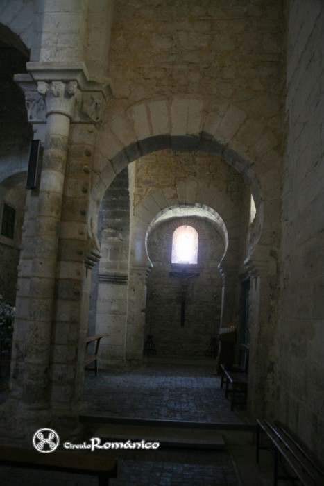 Wamba. Santa Maria. Arcos de herradura en el interior