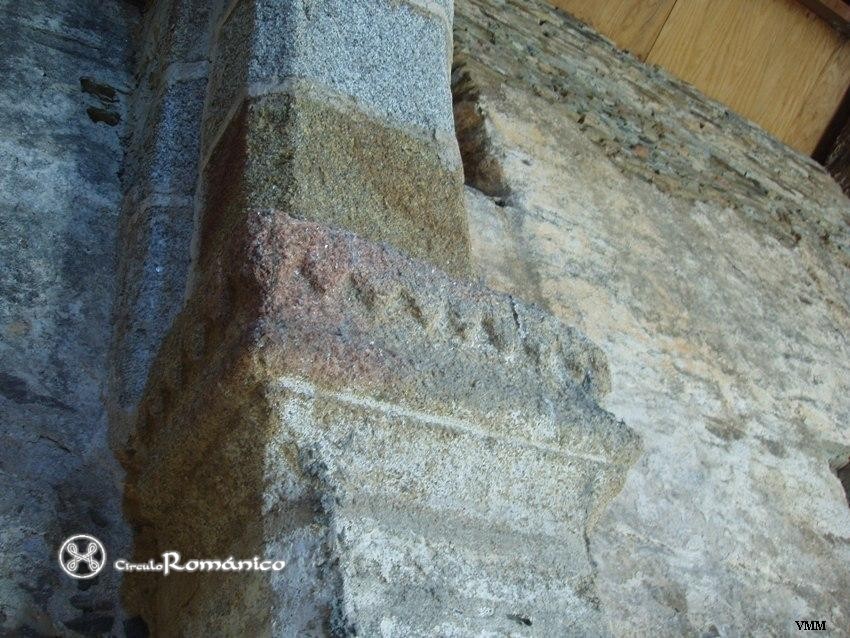 Alcuescar. Santa Lucia del Trampal. Cimacio de dientes de sierra
