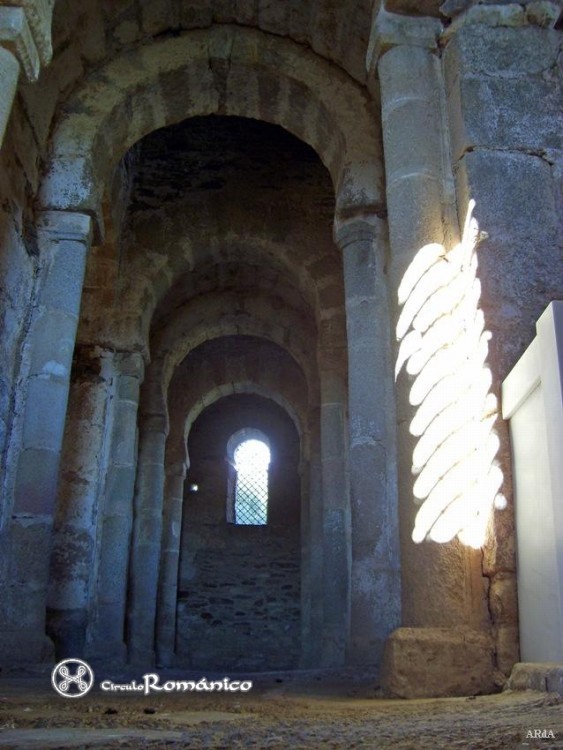 Alcuescar. Santa Lucia del Trampal. Basas de las columnas del transepto