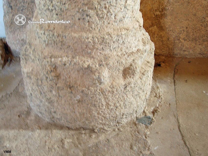 Alcuescar. Santa Lucia del Trampal. Detalle de basa