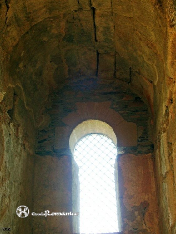 Alcuescar. Santa Lucia del Trampal. Vano desde el interior de una capilla