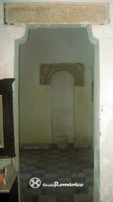 Medina Sidonia. Santos Mártires. Interior: arco de medio de punto y dintel 