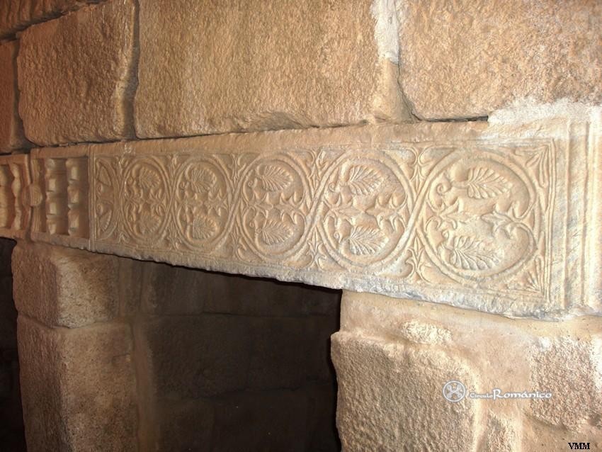 Merida. Hospital de Peregrinos. Pilastra utilizada como dintel en el acceso a la piscina de agua