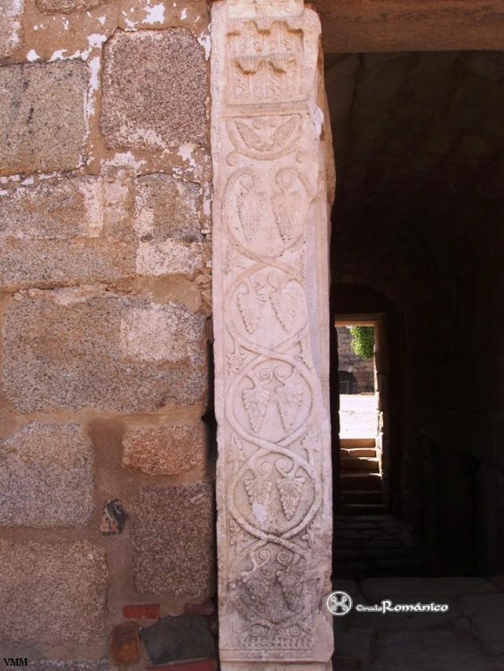 Merida. Hospital de Peregrinos. Pilastra con decoración vegetal