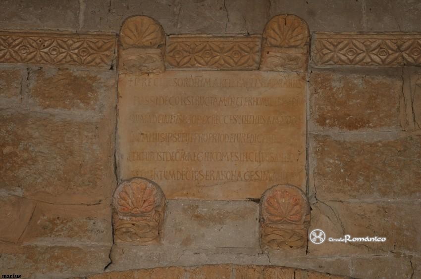 Baños del Cerrato. San Juan de Baños. Lápida en el arco triunfal
