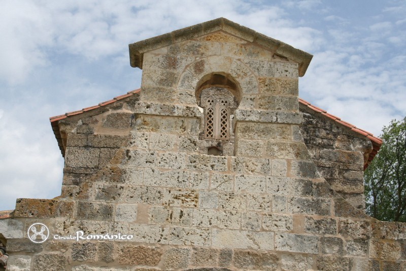 Venta del Cerrato. San Juan. Detalle de vano atraves del hueco de la espadaña