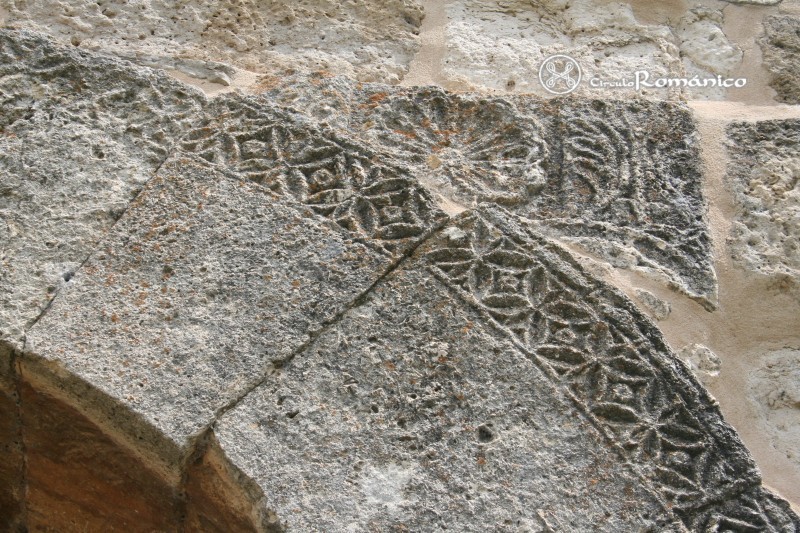 Venta del Cerato. San Juan. Detalle del guardapolvo de la puerta d eacceso