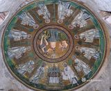 Ravena. Baptisterio Arriano. Mosaico bizantino del techo: bautismo de Cristo y apostolado