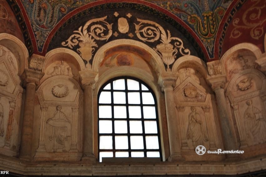 Rávena. Baptisterio Neoniano. Estucos con profetas en el cuerpo de ventanas