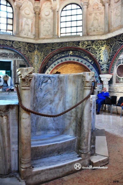 Rávena. Baptisterio Neoniano. Cuerpo bajo y pileta bautismal