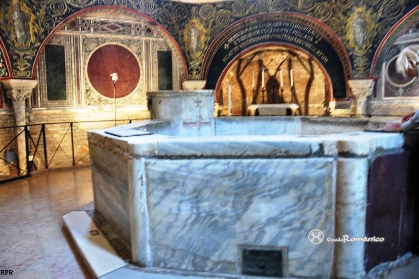 Rávena. Baptisterio Neoniano. Pileta y paredes revestidas de mosaicos y piedras duras