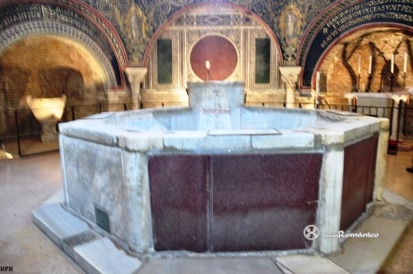 Rávena. Baptisterio Neoniano. Pileta y capillas radiales