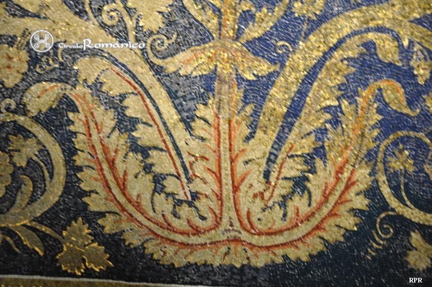 Rávena. Mausoleo de Gala Placidia. Detalle de decoración vegetal