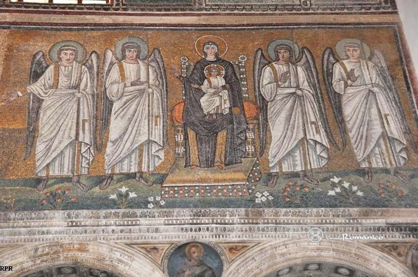 Rávena. San Apolinar el Nuevo. La Virgen con el Niño, flanqueada por parejas de ángeles