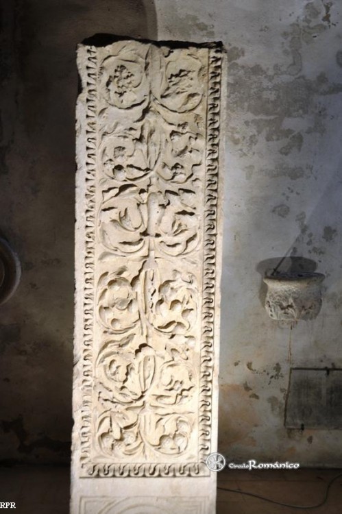 Rávena. San Apolinar el Nuevo. Estela con decoración vegetal