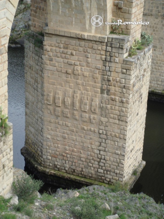 Alcántara (Cáceres) Puente. Detalle de la construcción de un pilar