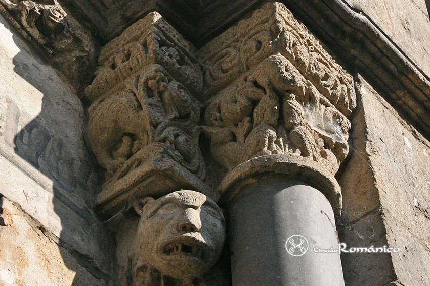 Colonia. St Maria Lyskirchen. Capiteles zoomorfos y vegetales y cabeza monstruosa del lado sur