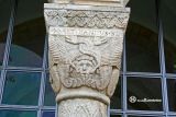 Goslar. Domvorhalle. Cimacio vegetal y con inscripción y capitel con dragones de cuellos entrelazados y personaje monstruoso de cuya boca brotan tallos