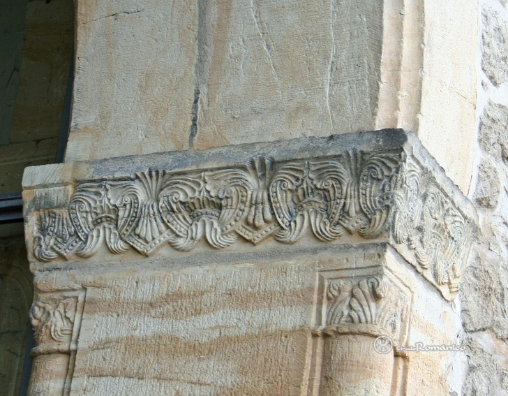 Goslar. Domvorhalle. Cimacio y capiteles vegetalas del lado sur