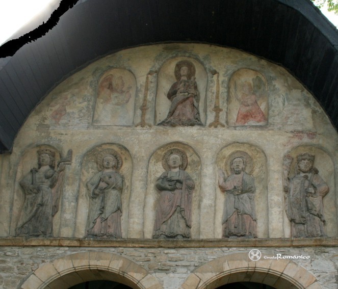 Goslar. Domvorhalle. Frontón con esculturas dentro de hornacinas
