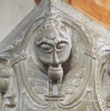 Jerichow. Monasterio de Santa María y San Nicolás. Capitel con animal monstruoso devorando a una persona