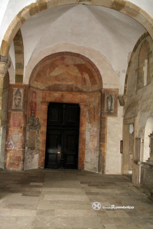 Ratisbona. St Emmeram. Puerta con decoración de pintura