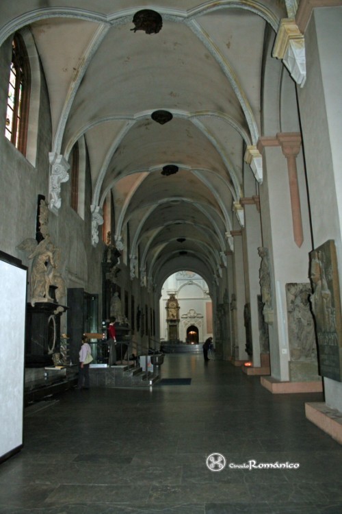 Würzburg. St Kilian. Nave lateral