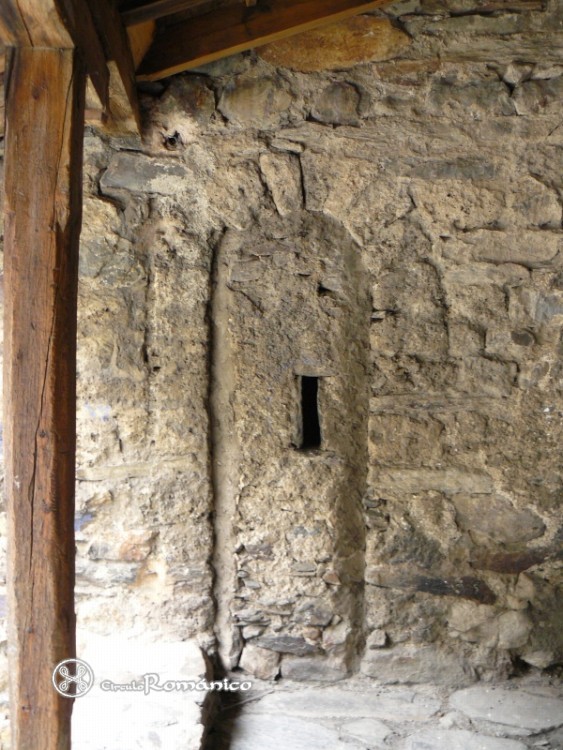 Sant Joan de Caselles. Ventana cegada