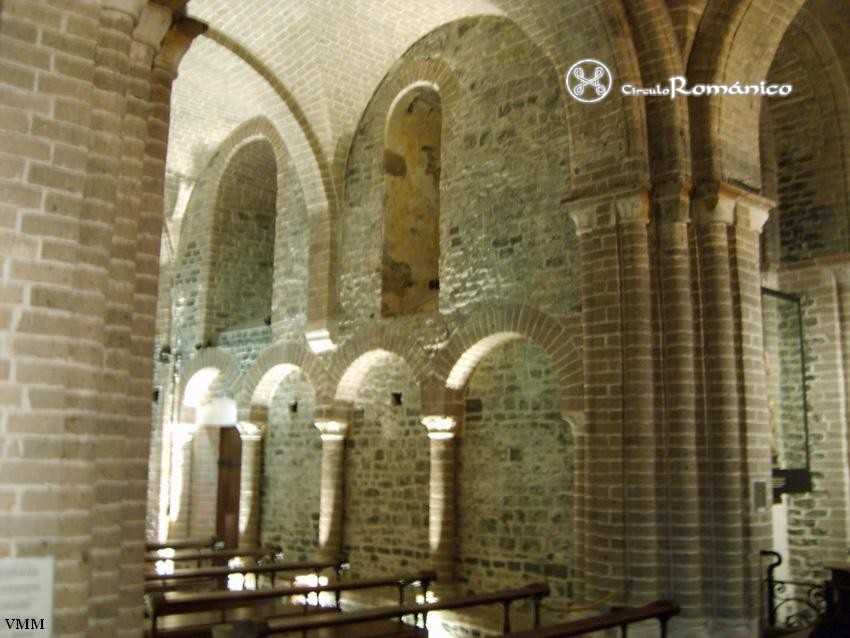 Brujas. Cripta de San Basilio.Arqueria del lado derecho
