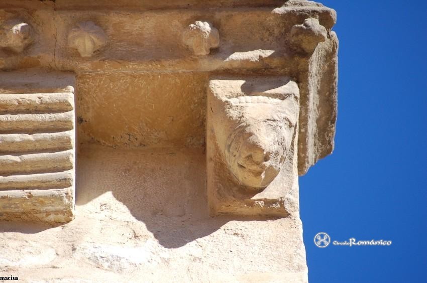 Baeza. Santa Cruz. Canecillos de rollos y zoomorfo
