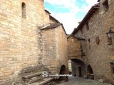 Ainsa. Santa María. Lado suereste del templo y arco del Hospital