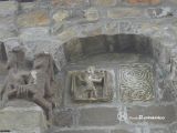Barós. San Fructuoso. Decoración bajo los arquillos