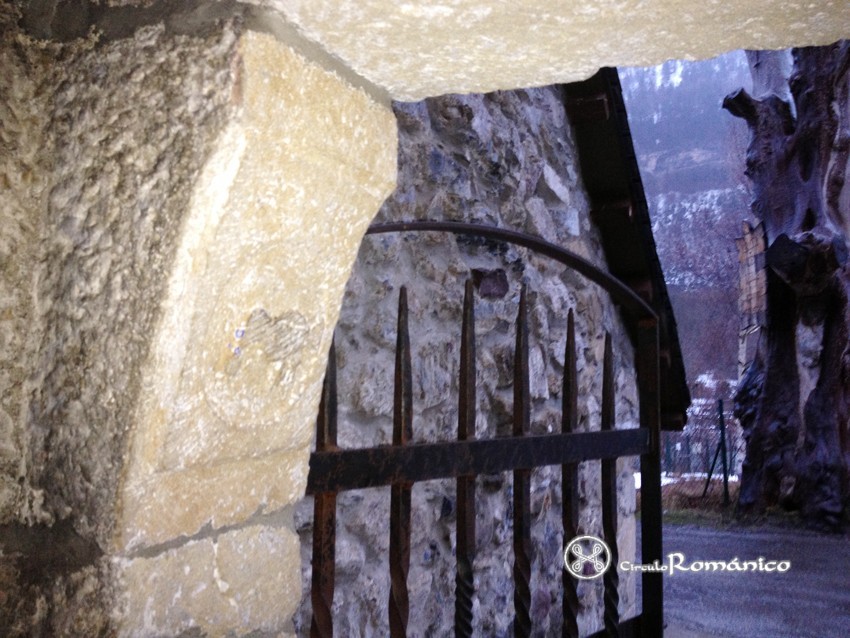 Bielsa - Pineta. Santa María. Jamba con relieve zoomorfo