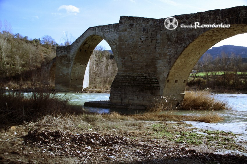 Capella. Puente Románico. Arcos y tajamares laterales