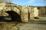 Capella. Puente Románico. Tajamares y arcos laterales