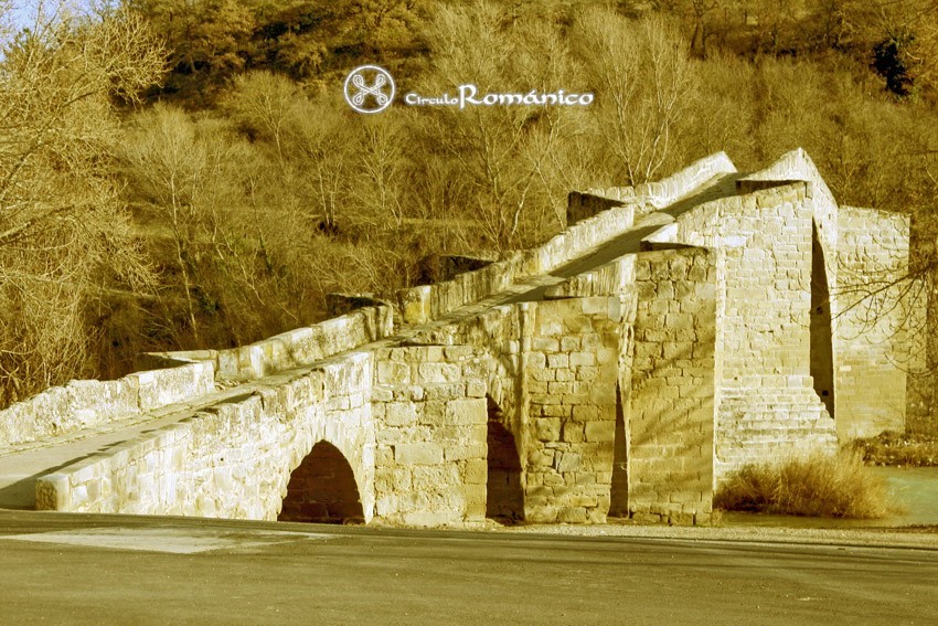 Capella. Puente Románico. Arcos laterales