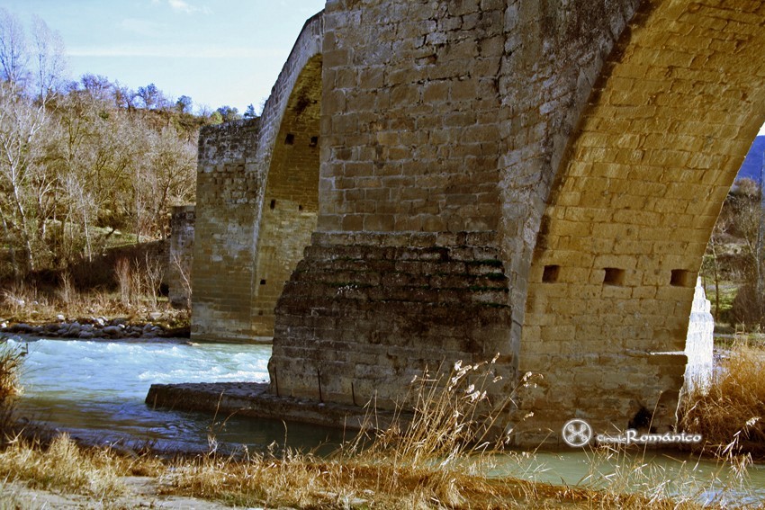 Capella. Puente Románico. Detalle de los mechinales