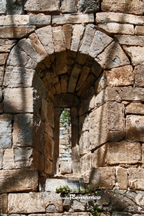 Larrosa. San Bartolomé. Detalle de vano abocinado
