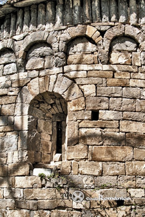 Larrosa. San Bartolomé. Cabecera con arcos lombardos