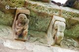 Aramil. San Esteban.Canecillos de músico y saltimbanqui