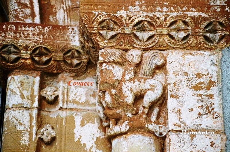Arlos. Santiago.Capitel zoomorfo y cimacios vegetales