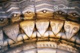 Ciaño.San Esteban.Detalle de cabezas picudas en las arquivoltas