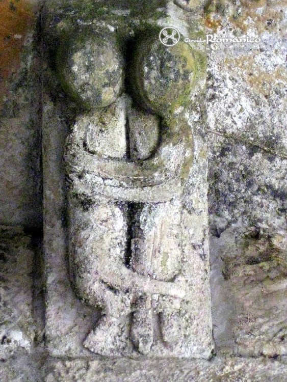 Lloraza, La.Santa Eulalia. Pareja abrazandose