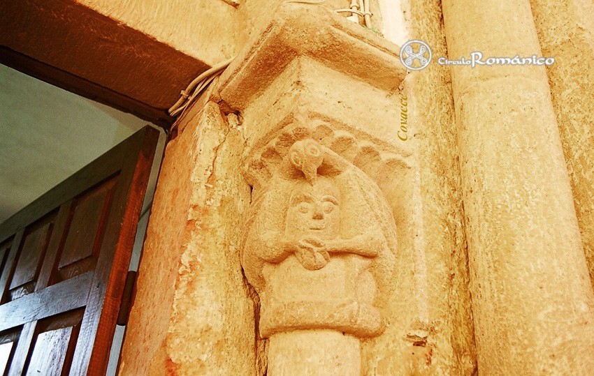 Selorio.Santa Eulalia.Capitel de aves picoteando cabeza humana