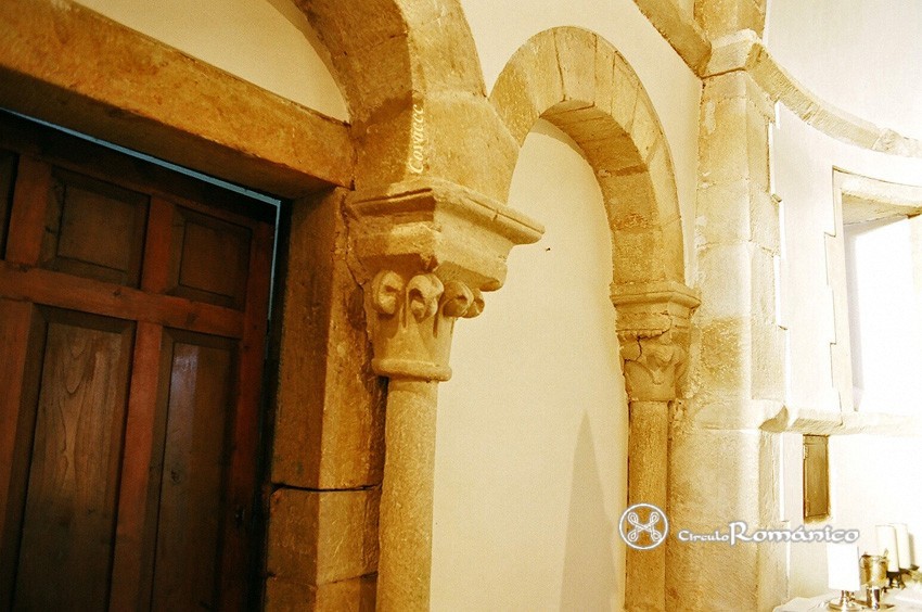 Selorio.Santa Eulalia.Capiteles del lado izquierdo del abside
